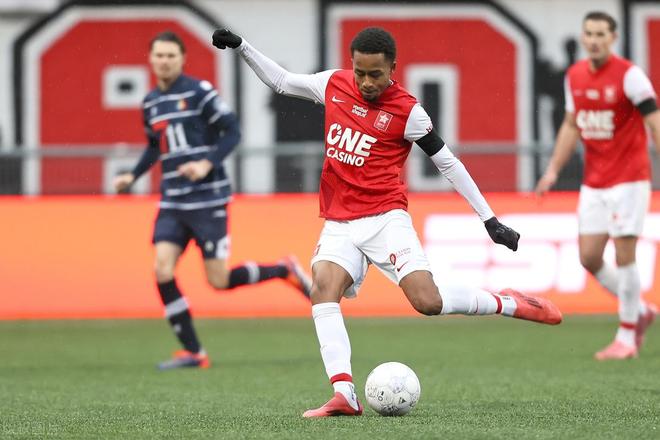 成鮮明對比 成鮮明對比